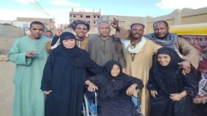 الحاجة بدور عمرها 111 عامًا تشارك في انتخابات النواب على كرسي متحرك متحدية الظروف الجوية الصعبة